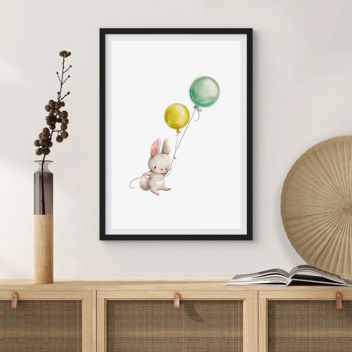 Plagát v čiernom ráme - Králik drží dva zelené a žlté balóny. - 50x70cm - Poletím aj ja! - Moderná nástenná dekorácia do obývacej izby a spálne ARTTOR