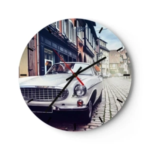 Nástenné hodiny - Klasické auto na dláždených uliciach obklopených činžiakovými domami - 30x30cm - Minulosť je dnes - Moderná nástenná dekorácia do obývacej izby, kuchyne a spálne ARTTOR