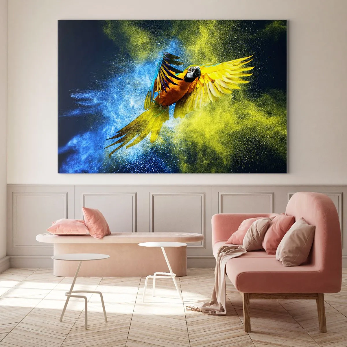 Obraz na skle - Farebný papagáj za letu na žltom a modrom pozadí - 70x50cm - V modro-zlatom prachu - Moderná nástenná dekorácia do obývacej izby a spálne ARTTOR