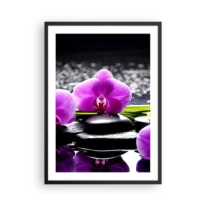 Plagát v čiernom ráme - Fialová orchidea na pozadí kameňov a vody v prostredí pripomínajúcom kúpele - 50x70cm - Utopiť v tichu a pokoji - Moderná nástenná dekorácia do obývacej izby a spálne ARTTOR