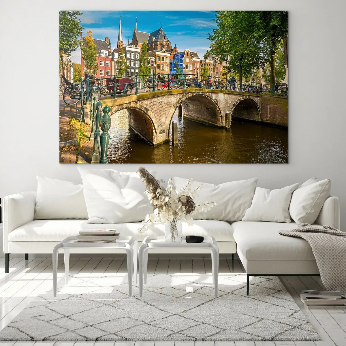Obraz na skle - Most cez kanál obklopený historickou architektúrou a zeleňou - 70x50cm - Jar pri kanáli - Moderná nástenná dekorácia do obývacej izby a spálne ARTTOR