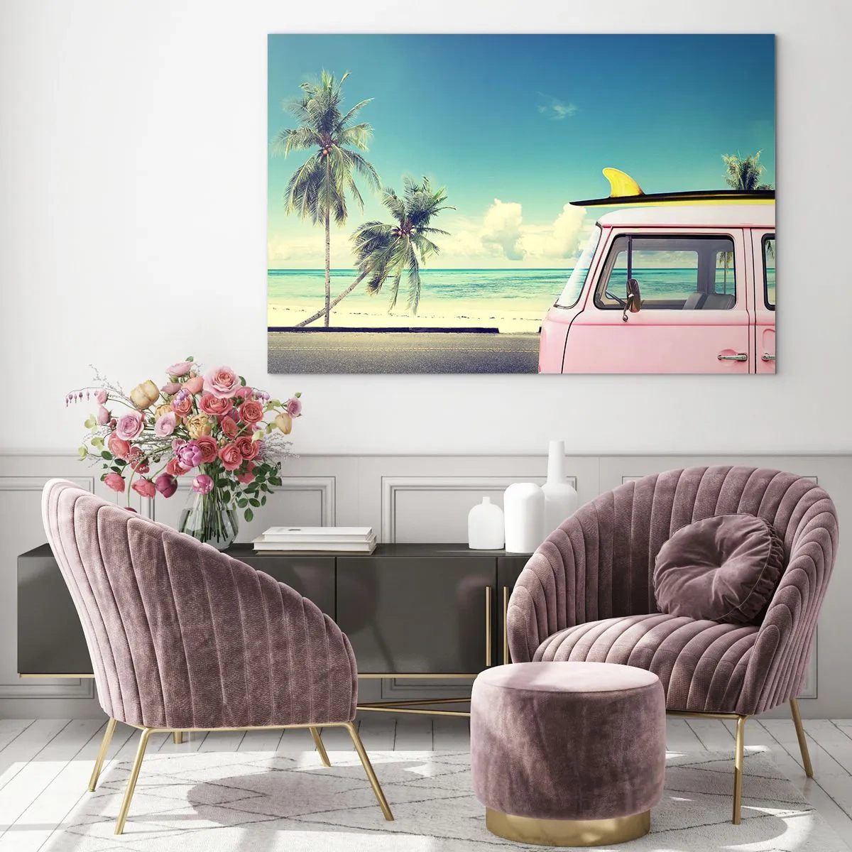Obraz na skle - Pláž s palmami a ružovou retro dodávkou pri mori - 70x50cm - Prázdniny, je čas začať - Moderná nástenná dekorácia do obývacej izby a spálne ARTTOR