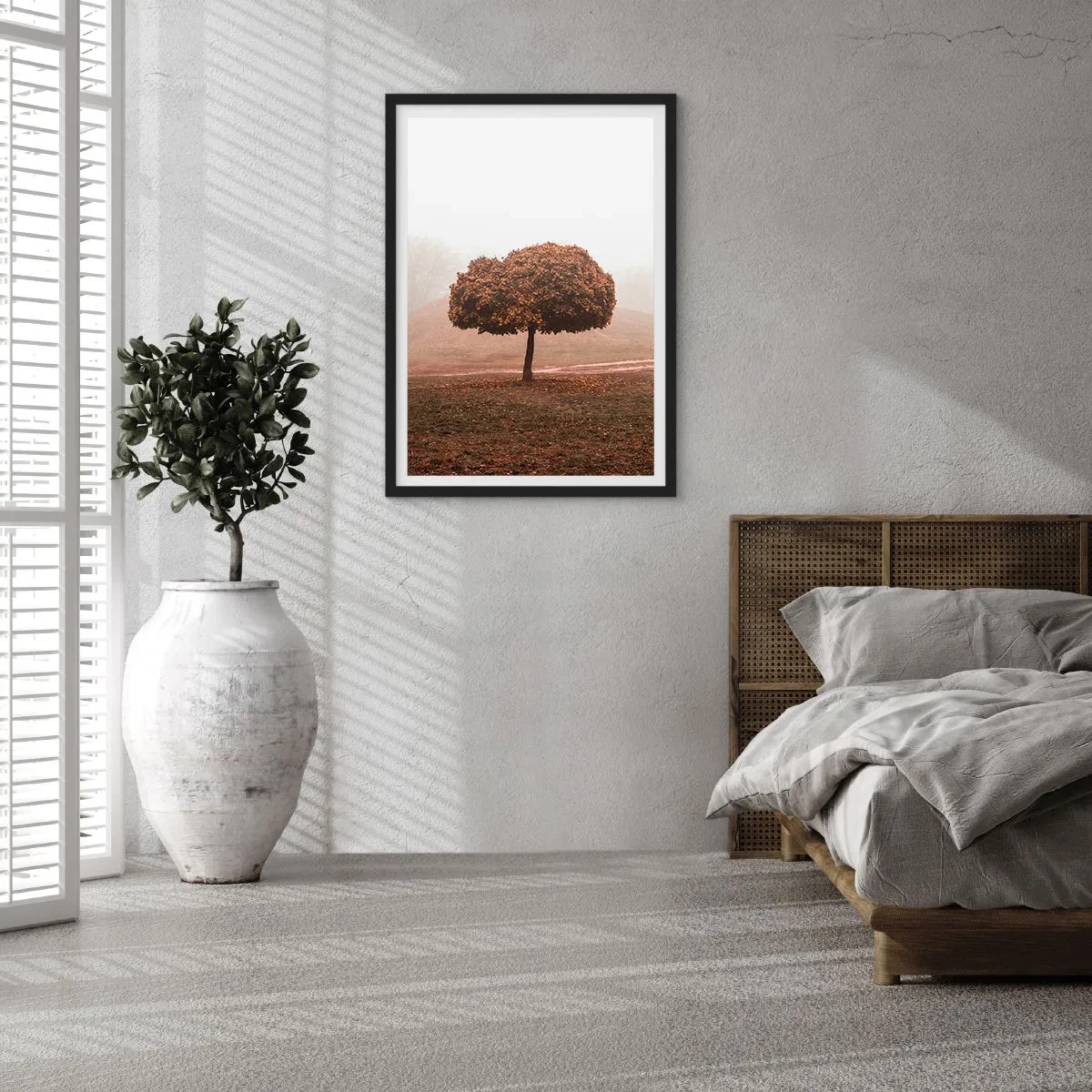 Plagát v čiernom ráme - Osamelý strom v jesennej hmle - 50x70cm - Po rušnom lete - Moderná nástenná dekorácia do obývacej izby a spálne ARTTOR