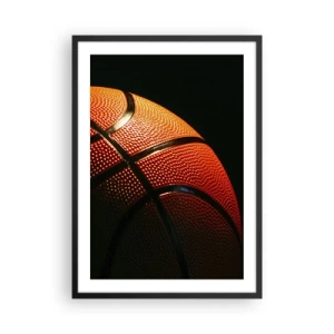 Plagát v čiernom ráme - Detail basketbalovej lopty v centre pozornosti - 50x70cm - Krásna ako planéta - Moderná nástenná dekorácia do obývacej izby a spálne ARTTOR