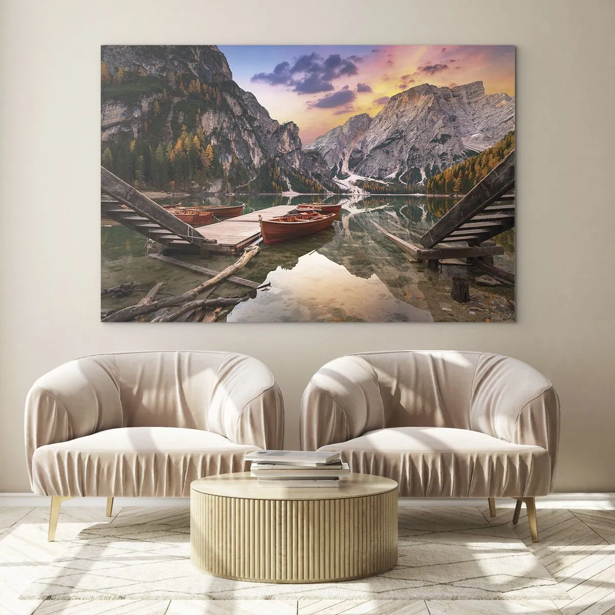 Obraz na skle - Horské jazero s mólom a loďkami pri východe slnka - 70x50cm - Sľub dňa - Moderná nástenná dekorácia do obývacej izby a spálne ARTTOR