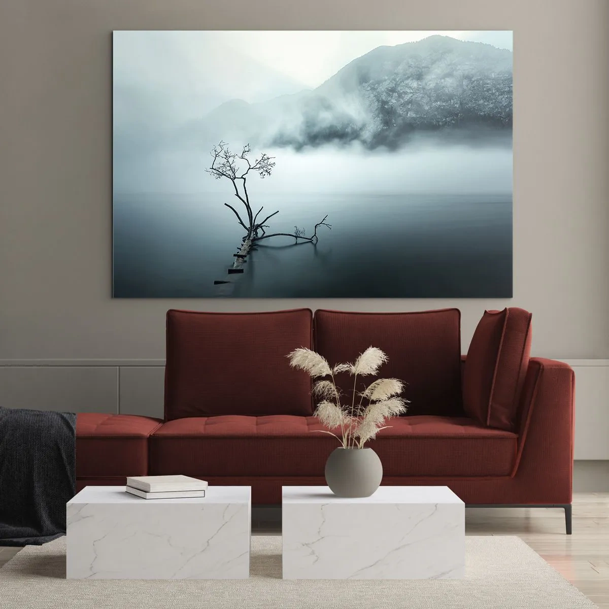 Obraz na skle - Osamelý strom na pozadí hôr zahalených v hmle nad vodou - 70x50cm - Z vody a hmly - Moderná nástenná dekorácia do obývacej izby a spálne ARTTOR