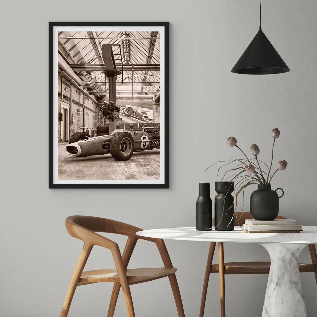 Plagát v čiernom ráme - Ikonické pretekárske auto v industriálnom interiéri - 50x70cm - Odpočinok víťaza - Moderná nástenná dekorácia do obývacej izby a spálne ARTTOR