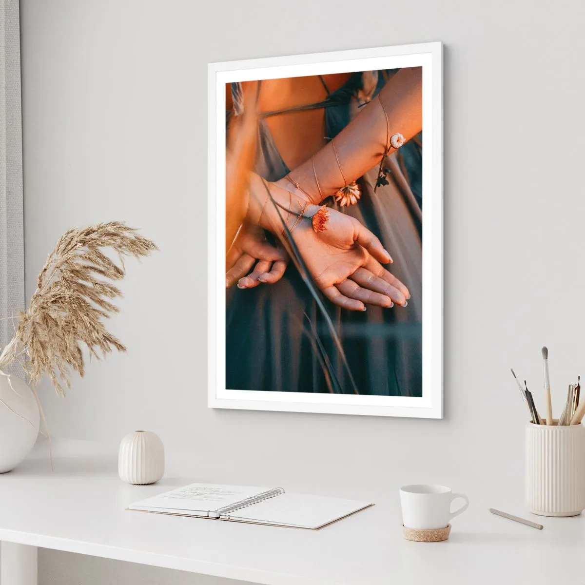 Plagát v bielom ráme - Prepojená s prírodou - 50x70 cm