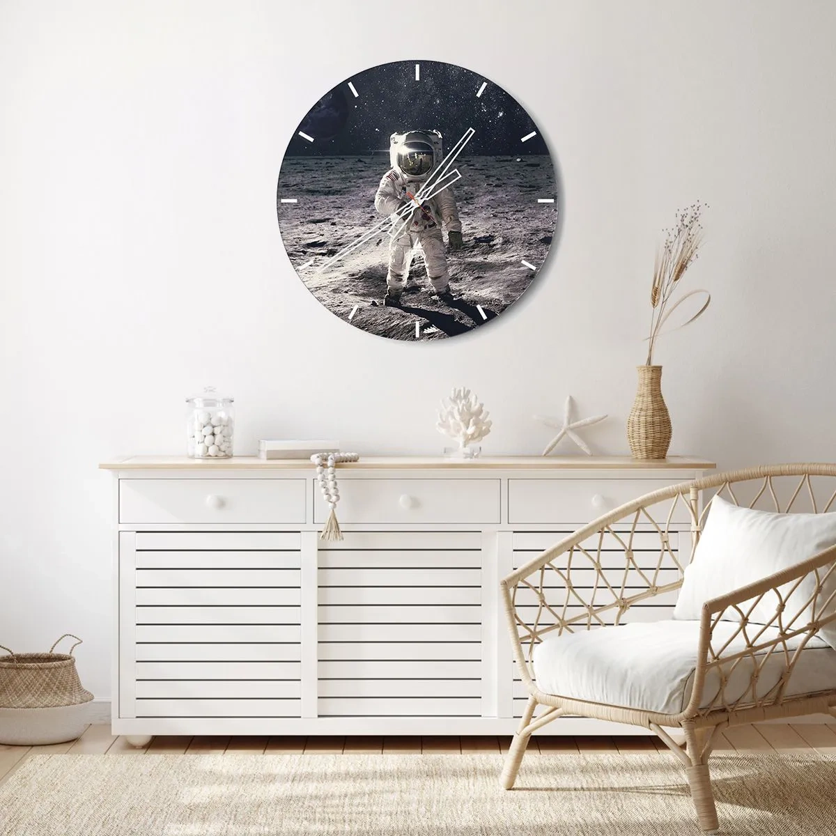 Nástenné hodiny - Astronaut na povrchu Mesiaca - 30x30cm - Pozdrav z Mesiaca - Moderná nástenná dekorácia do obývacej izby, kuchyne a spálne ARTTOR