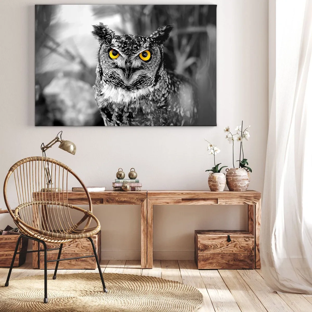 Obraz na plátne - Čiernobiela fotka sovy so žltými očami - 70x50cm - Nič sa neschová - Moderná nástenná dekorácia do obývacej izby a spálne ARTTOR