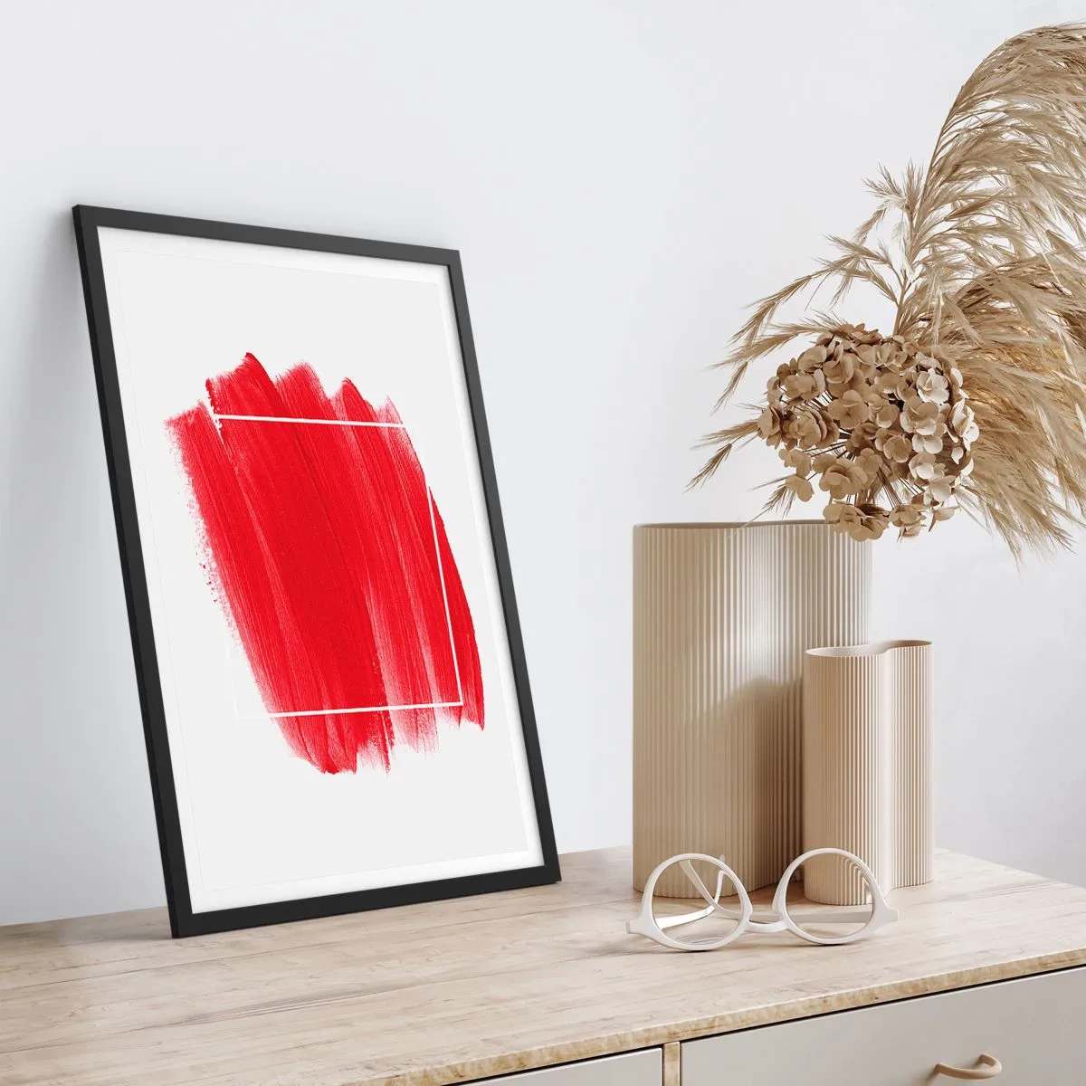 Plagát v čiernom ráme - Červený štetec s bielym obrysom v minimalistickom štýle - 50x70cm - Mimo rám - Moderná nástenná dekorácia do obývacej izby a spálne ARTTOR