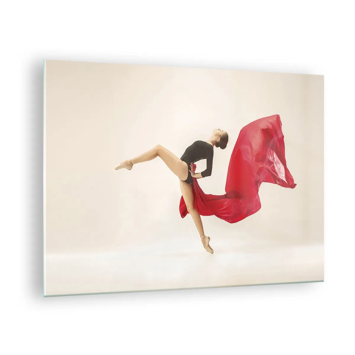 Obraz na skle - Tanečník v dynamickom skoku s červenou látkou - 70x50cm - Červené a čierne - Moderná nástenná dekorácia do obývacej izby a spálne ARTTOR