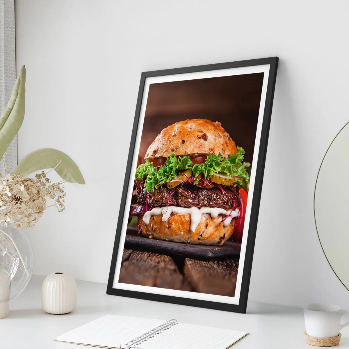 Plagát v čiernom ráme - Chutný burger so zeleninou a omáčkou - 50x70cm - American dream - Moderná nástenná dekorácia do obývacej izby a spálne ARTTOR