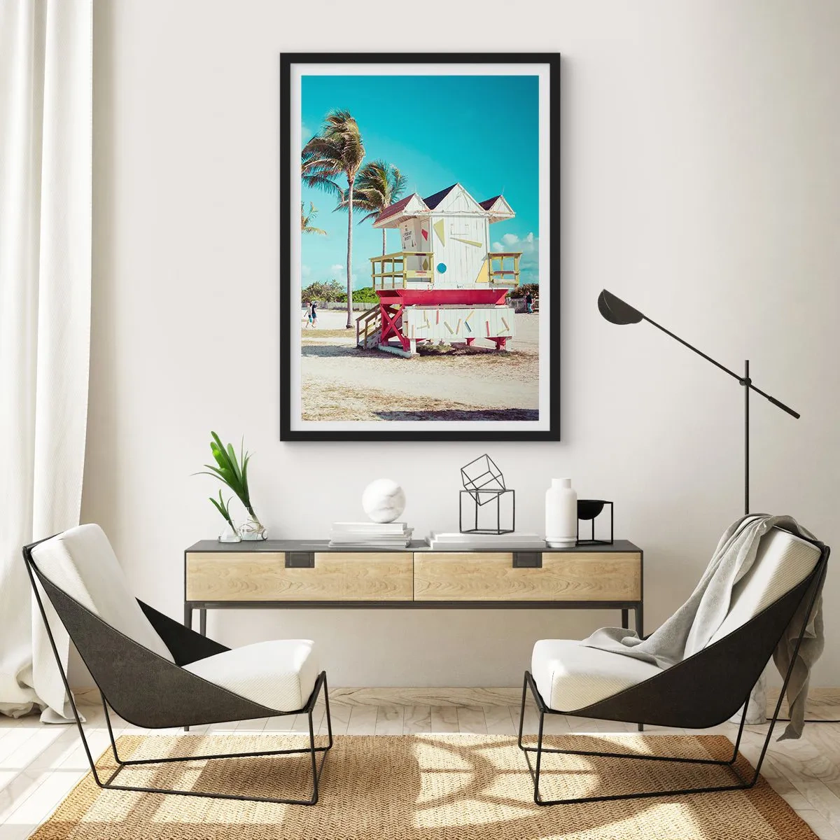 Plagát v čiernom ráme - Farebný plavčík stojí na pláži s palmami a modrou oblohou - 50x70cm - Čaká ťa krásny deň - Moderná nástenná dekorácia do obývacej izby a spálne ARTTOR