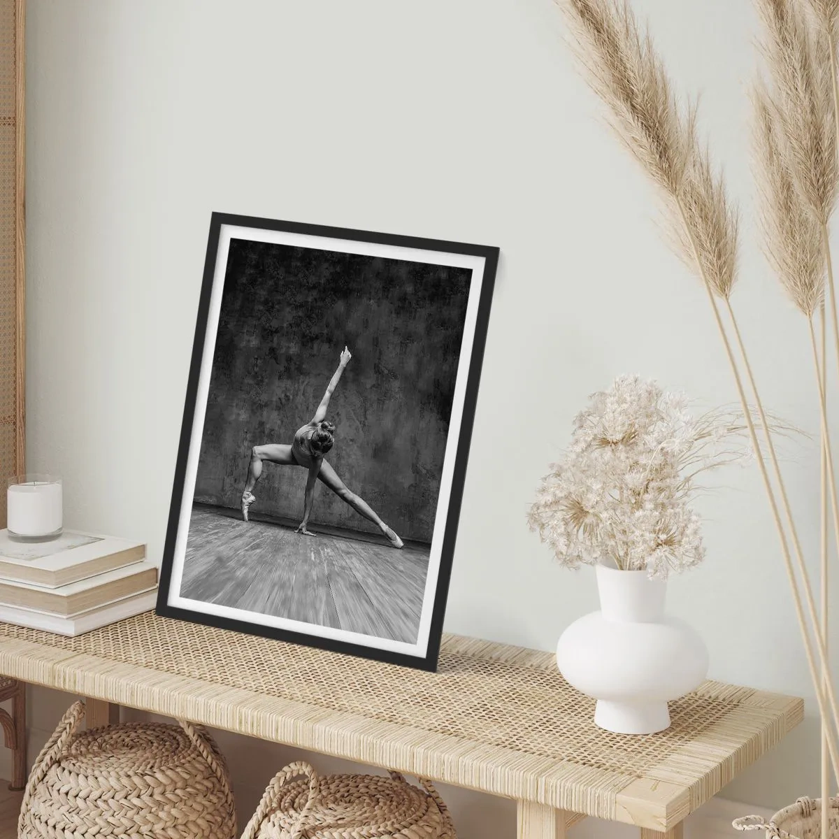 Plagát v čiernom ráme - Čiernobiela baletka v dynamickej póze oproti surovej stene. - 50x70cm - Ideál rovnováhy - Moderná nástenná dekorácia do obývacej izby a spálne ARTTOR