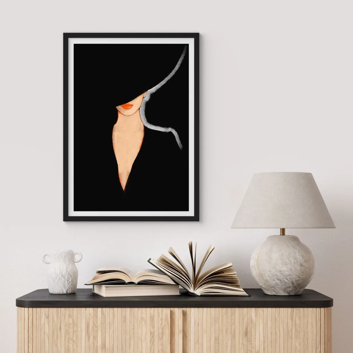 Plagát v čiernom ráme - Žena v klobúku s červenými perami na čiernom pozadí - 50x70cm - Elegancia a štýl - Moderná nástenná dekorácia do obývacej izby a spálne ARTTOR