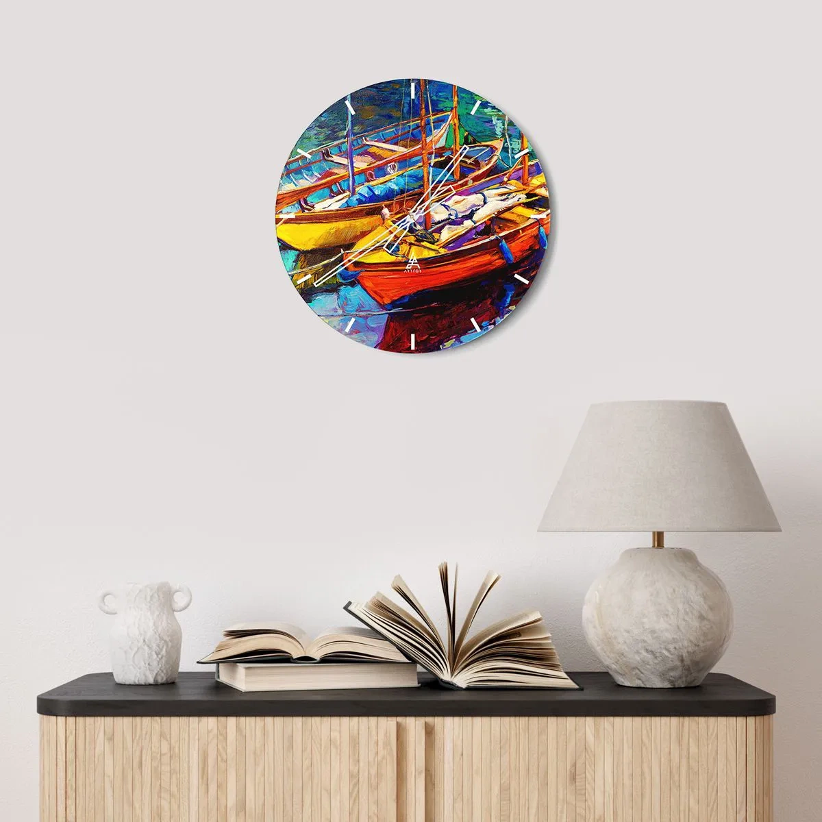 Nástenné hodiny - Farebné lode v prístave - 30x30cm - Na vode hustej od farieb - Moderná nástenná dekorácia do obývacej izby, kuchyne a spálne ARTTOR