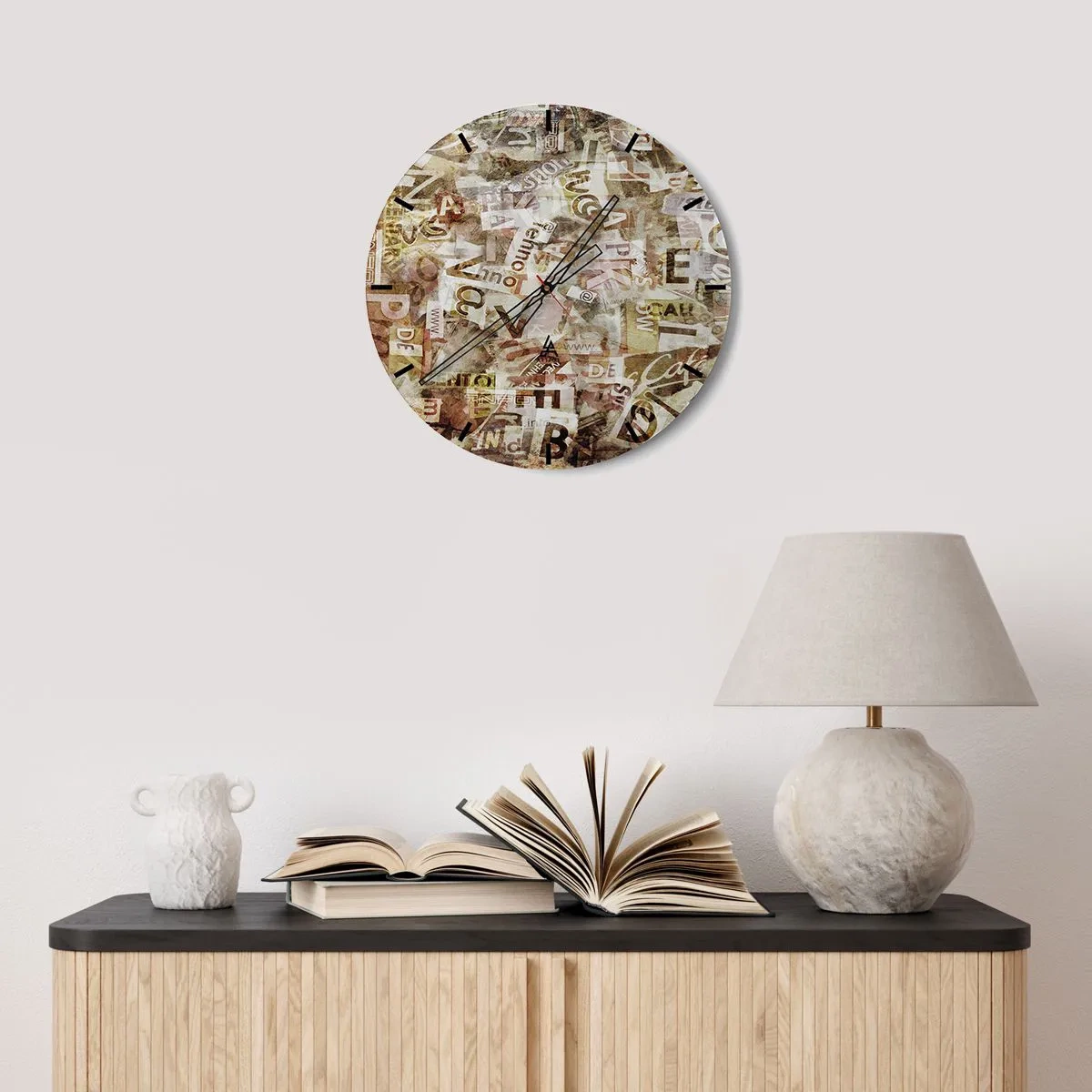 Nástenné hodiny - Abstraktná kompozícia s písmenami v odtieňoch béžovej a hnedej - 30x30cm - Táraniny - Moderná nástenná dekorácia do obývacej izby, kuchyne a spálne ARTTOR