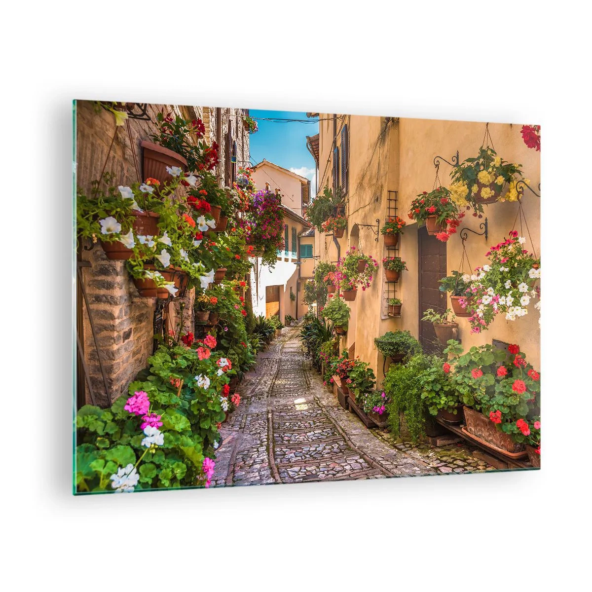 Obraz na skle - Očarujúca talianska ulička s kvetmi v kvetináčoch a dláždenou uličkou - 70x50cm - Talianske zákutie - Moderná nástenná dekorácia do obývacej izby a spálne ARTTOR