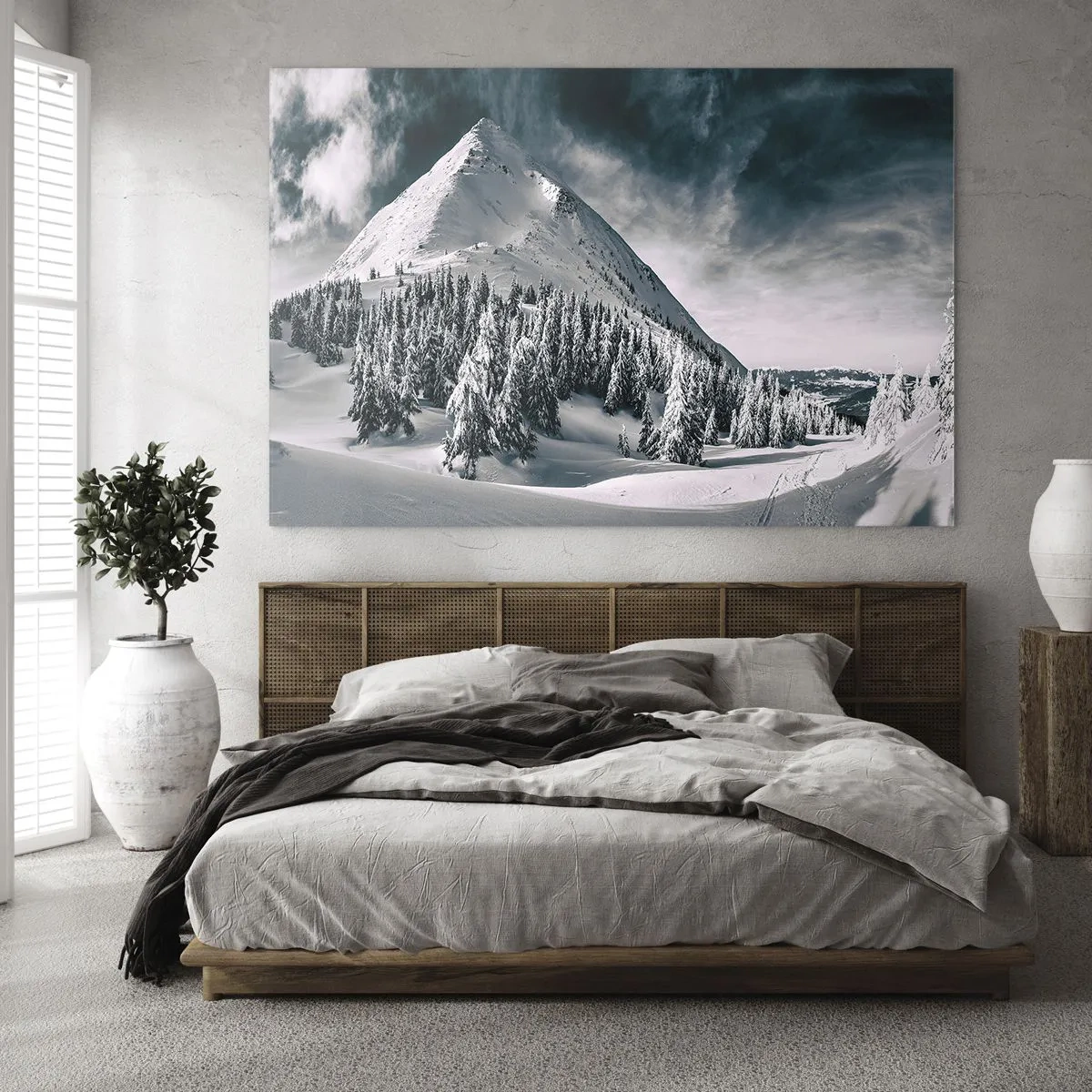 Obraz na skle - Zimná horská krajina so zasneženými vrcholmi a lesom - 70x50cm - Krajina snehu a ľadu - Moderná nástenná dekorácia do obývacej izby a spálne ARTTOR
