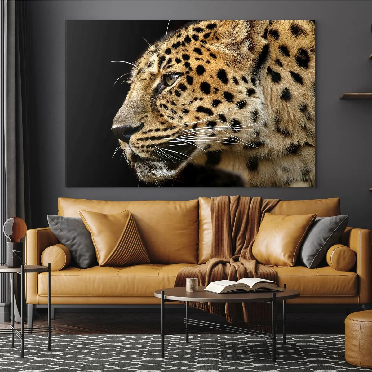 Obraz na skle - Profil leoparda na čiernom pozadí - 70x50cm - Pokojný, sústredený, pripravený - Moderná nástenná dekorácia do obývacej izby a spálne ARTTOR