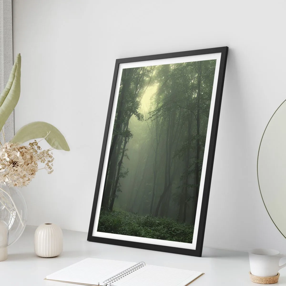 Plagát v čiernom ráme - Hmlisté stromy v zelenom lese - 50x70cm - Než sa prebudí - Moderná nástenná dekorácia do obývacej izby a spálne ARTTOR