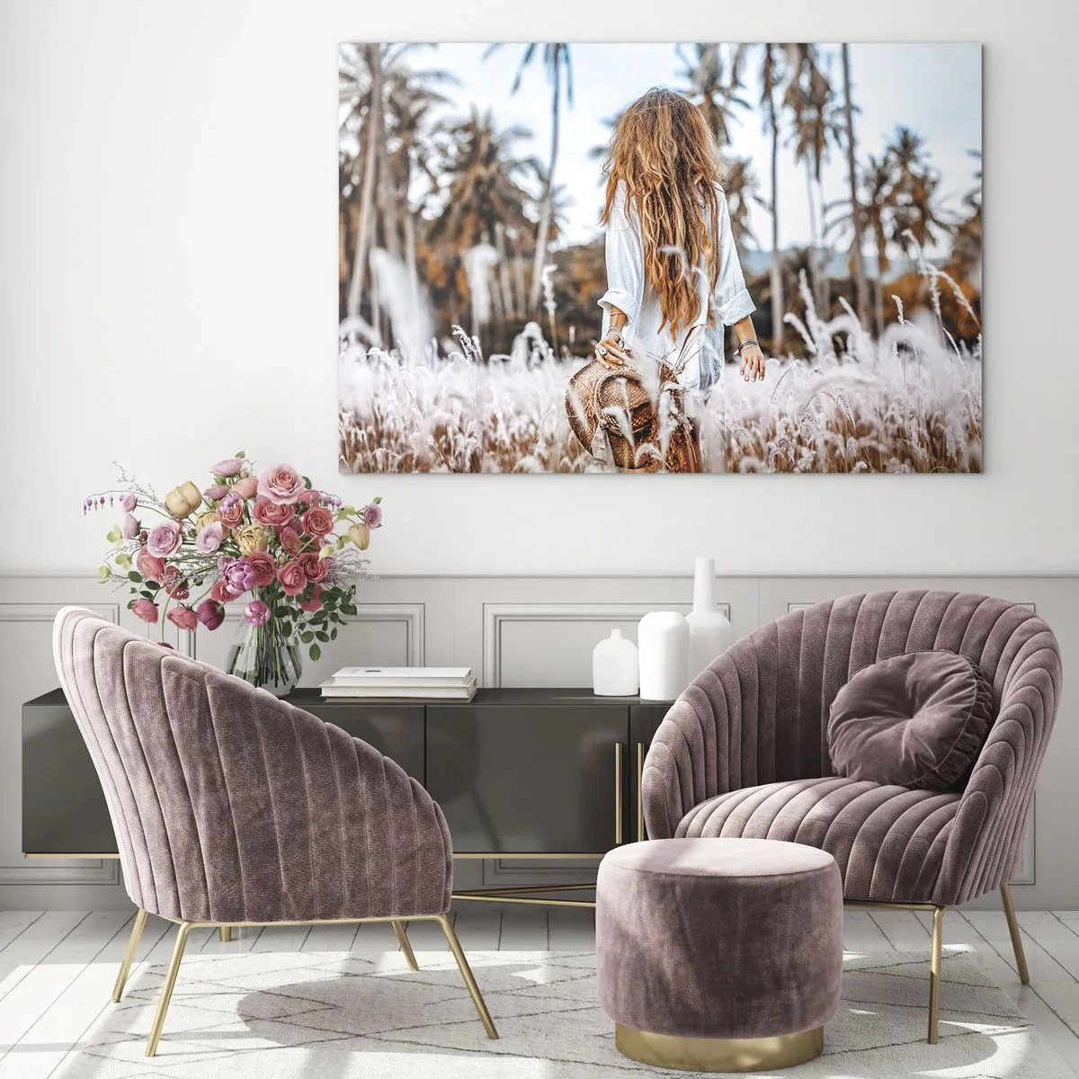 Obraz na skle - Žena v tráve s klobúkom v ruke na pozadí paliem - 70x50cm - Zrodená z trávnej páperie - Moderná nástenná dekorácia do obývacej izby a spálne ARTTOR