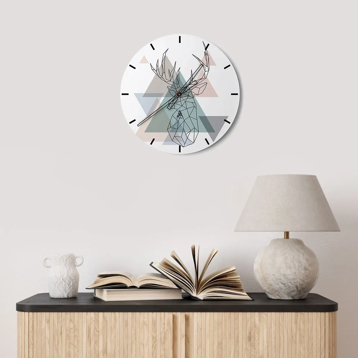 Nástenné hodiny - Geometrický obraz jeleňa na pozadí trojuholníkov - 30x30cm - V geometrickom lese - Moderná nástenná dekorácia do obývacej izby, kuchyne a spálne ARTTOR