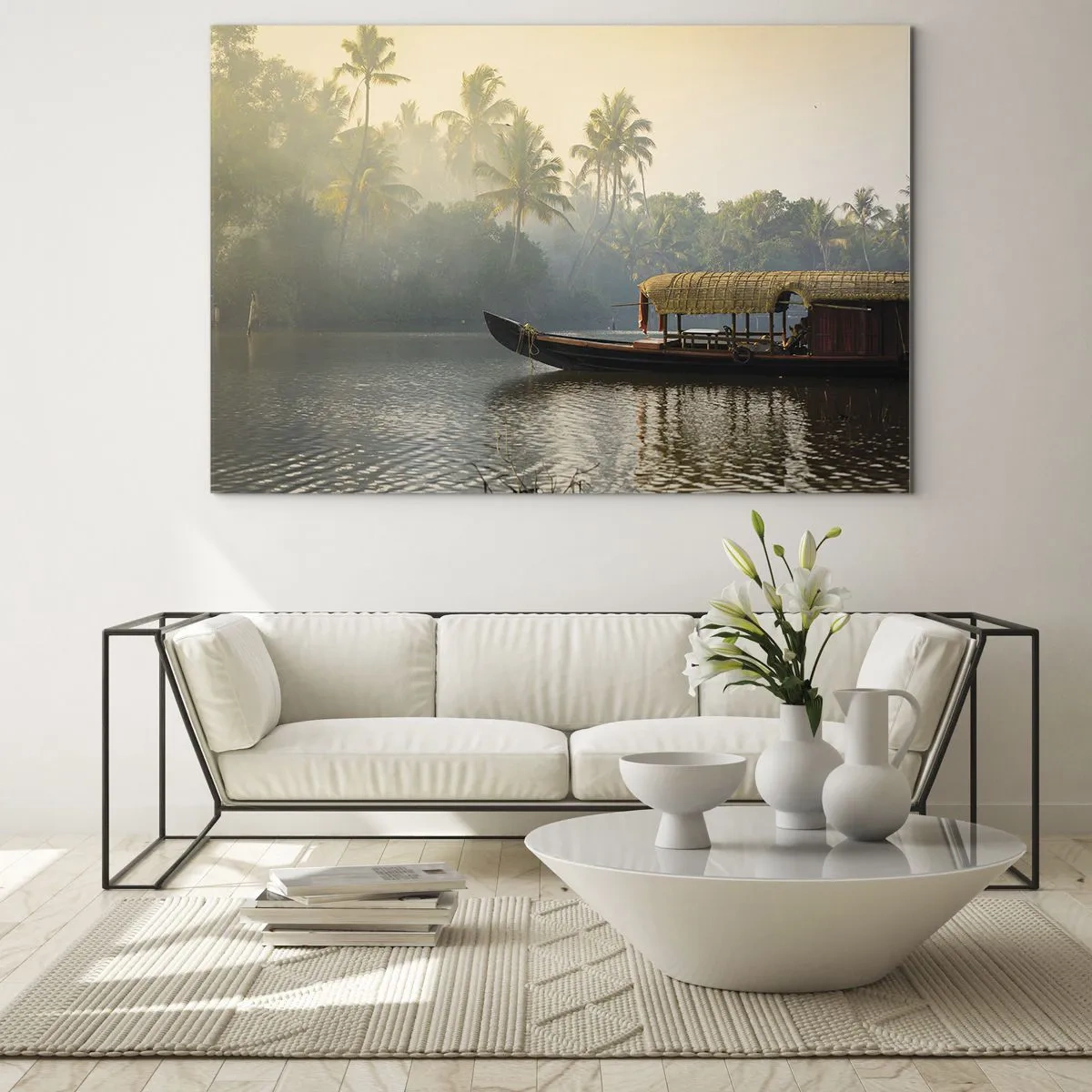 Obraz na skle - Loď na pokojnej rieke obklopenej palmami ráno - 70x50cm - Dom na rieke - Moderná nástenná dekorácia do obývacej izby a spálne ARTTOR