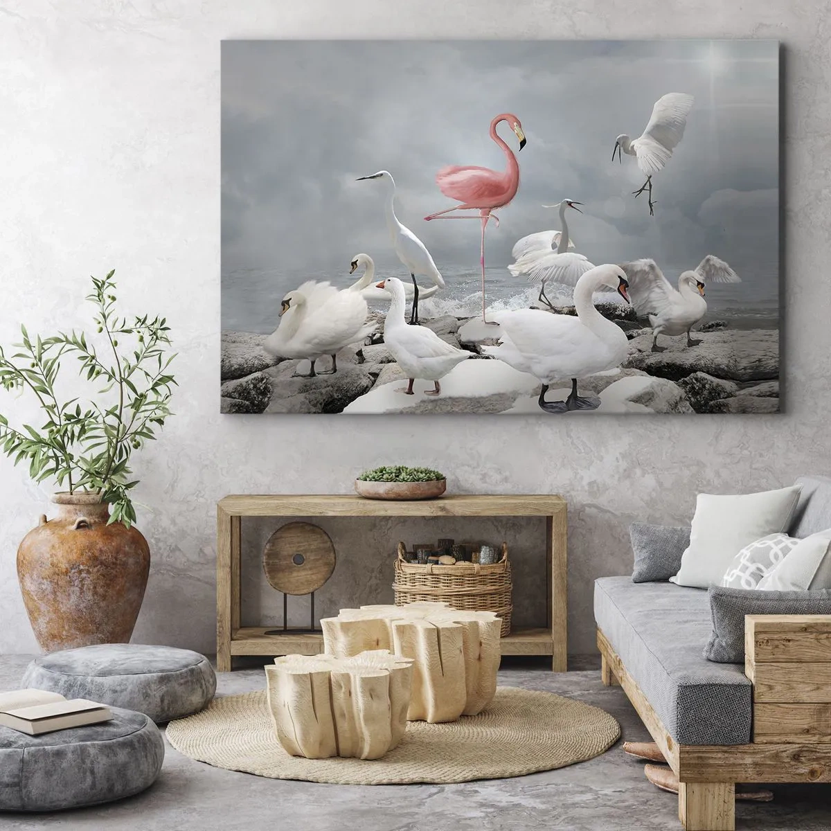 Obraz na plátne - Ružový plameniak medzi bielymi labuťami na pozadí jazera - 70x50cm - Kde som sa tu vzal? - Moderná nástenná dekorácia do obývacej izby a spálne ARTTOR