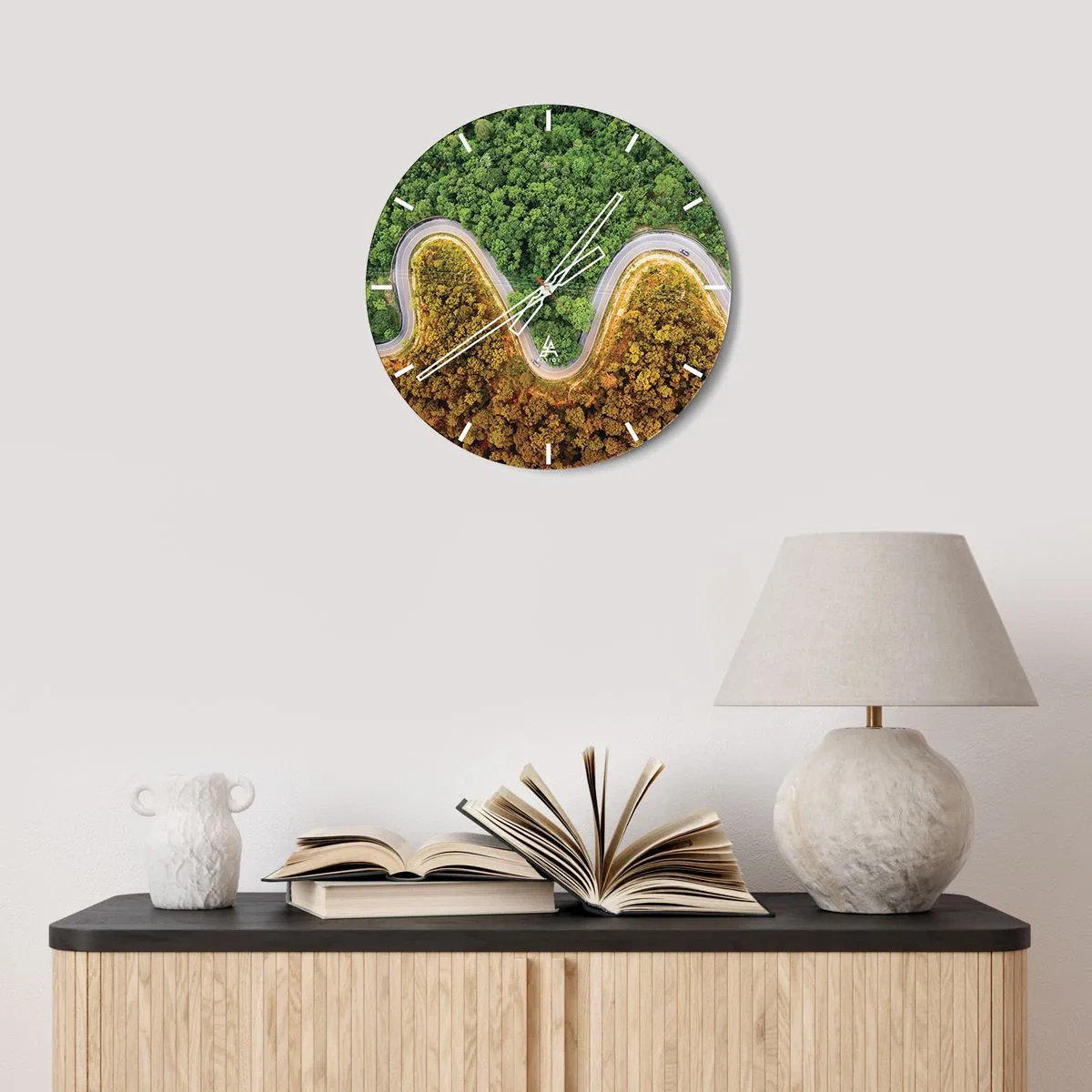 Nástenné hodiny - Kľukatá asfaltová cesta pretínajúca les zhora - 30x30cm - Hranice a prelomy - Moderná nástenná dekorácia do obývacej izby, kuchyne a spálne ARTTOR