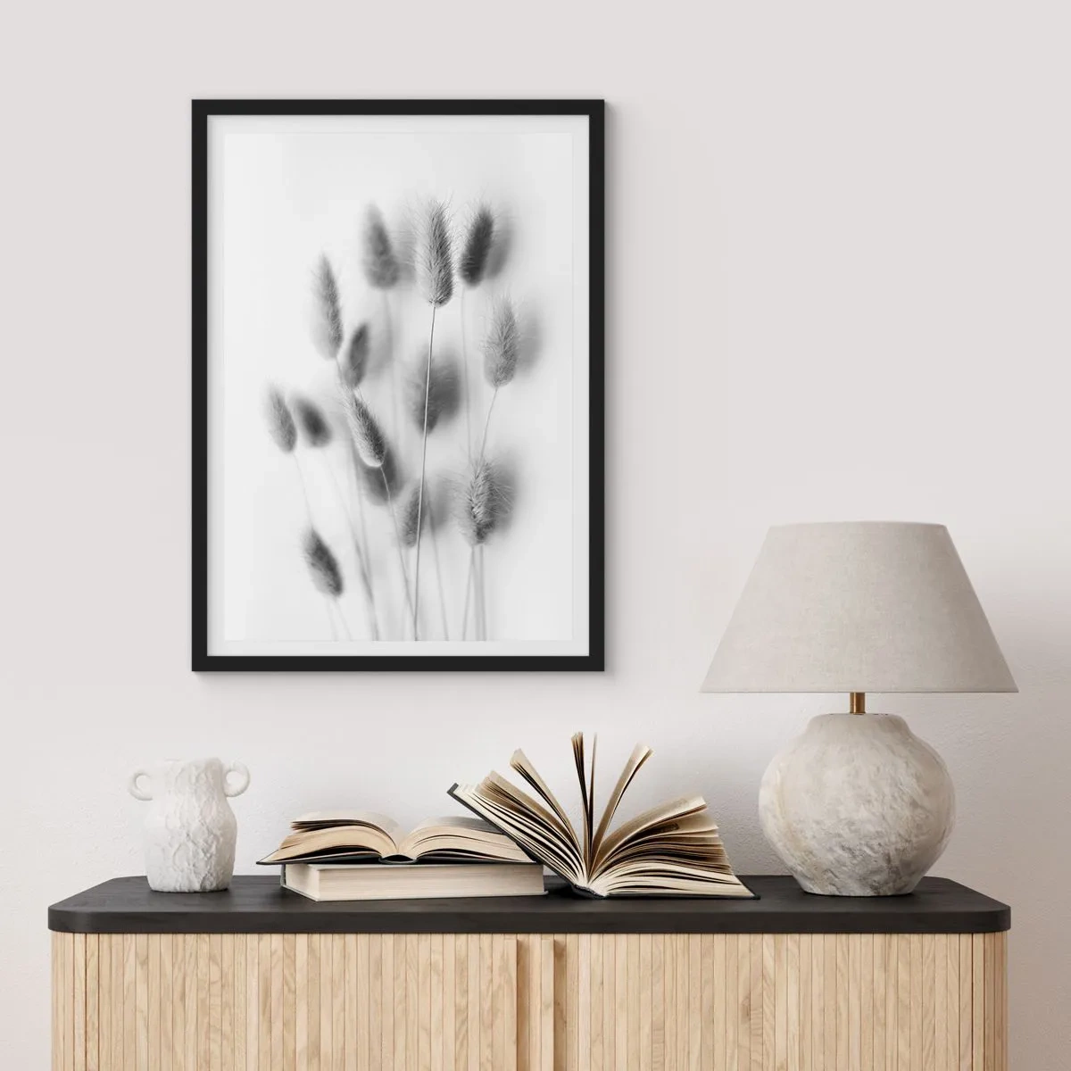 Plagát v čiernom ráme - Čiernobiele nadýchané klasy trávy - 50x70cm - Našuchorená tráva - Moderná nástenná dekorácia do obývacej izby a spálne ARTTOR