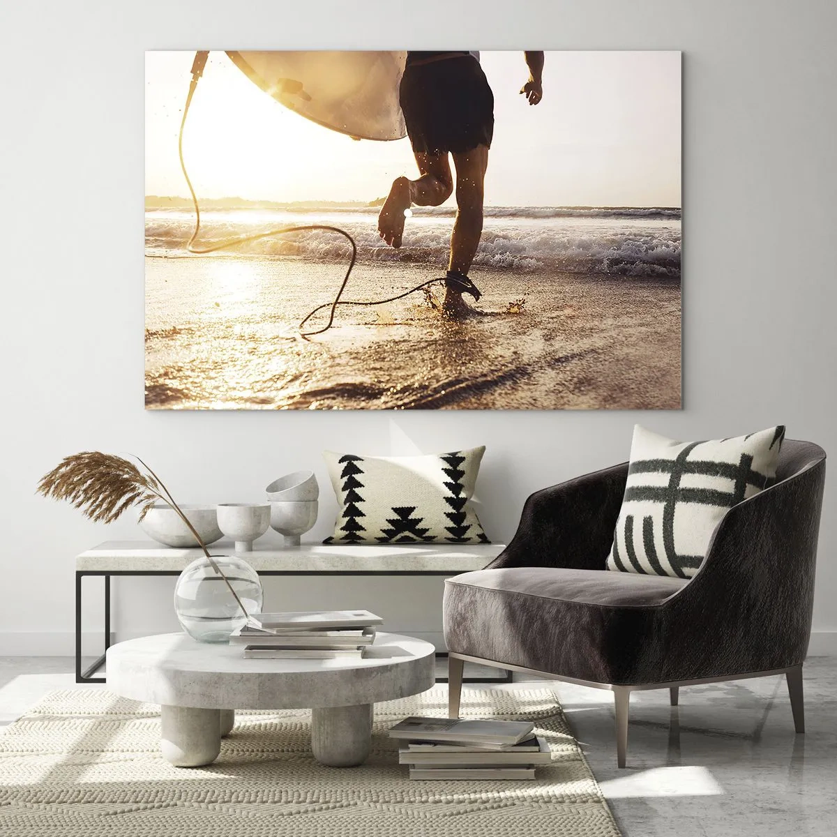 Obraz na skle - Surfer beží so svojou doskou pozdĺž pláže pri západe slnka. - 70x50cm - V ústrety vlne - Moderná nástenná dekorácia do obývacej izby a spálne ARTTOR