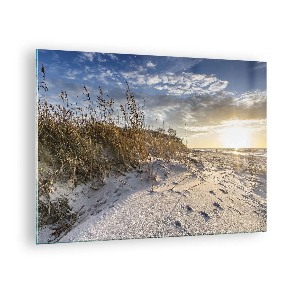 Obraz na skle - Piesočnatá pláž pri západe slnka s trávou pri dune - 70x50cm - Pozvánka na prechádzku - Moderná nástenná dekorácia do obývacej izby a spálne ARTTOR