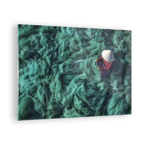 Obraz na skle - Žena v tradičnom klobúku opravuje siete - 70x50cm - V mori sietí - Moderná nástenná dekorácia do obývacej izby a spálne ARTTOR
