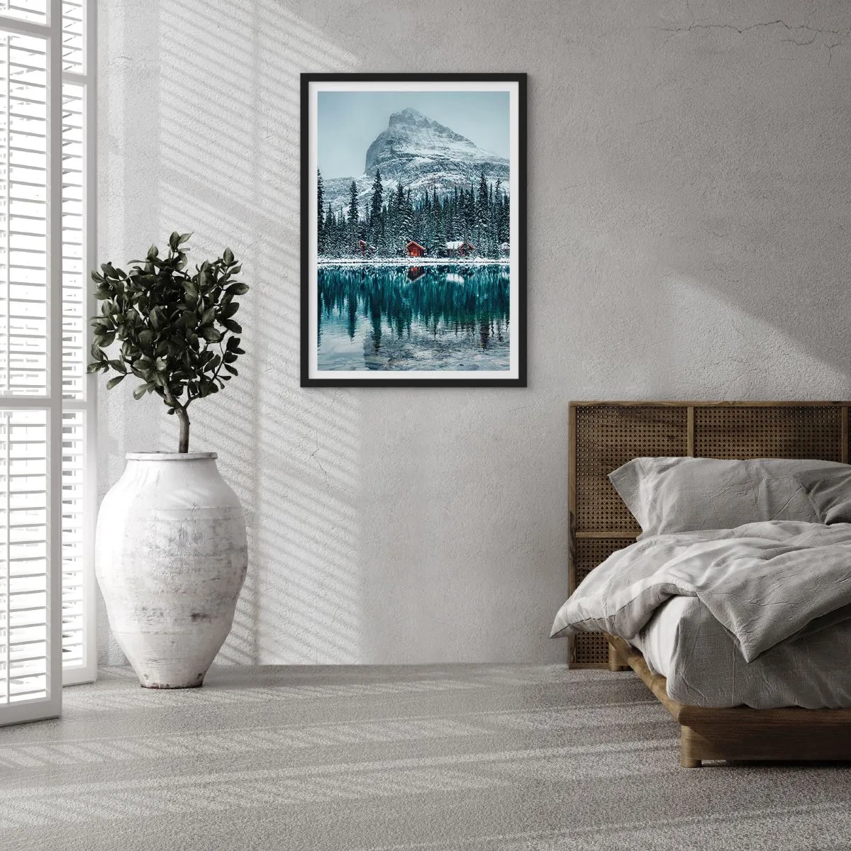 Plagát v čiernom ráme - Zimná krajina s chatkami pri jazere a horou v pozadí - 50x70cm - Kanadské útočisko - Moderná nástenná dekorácia do obývacej izby a spálne ARTTOR