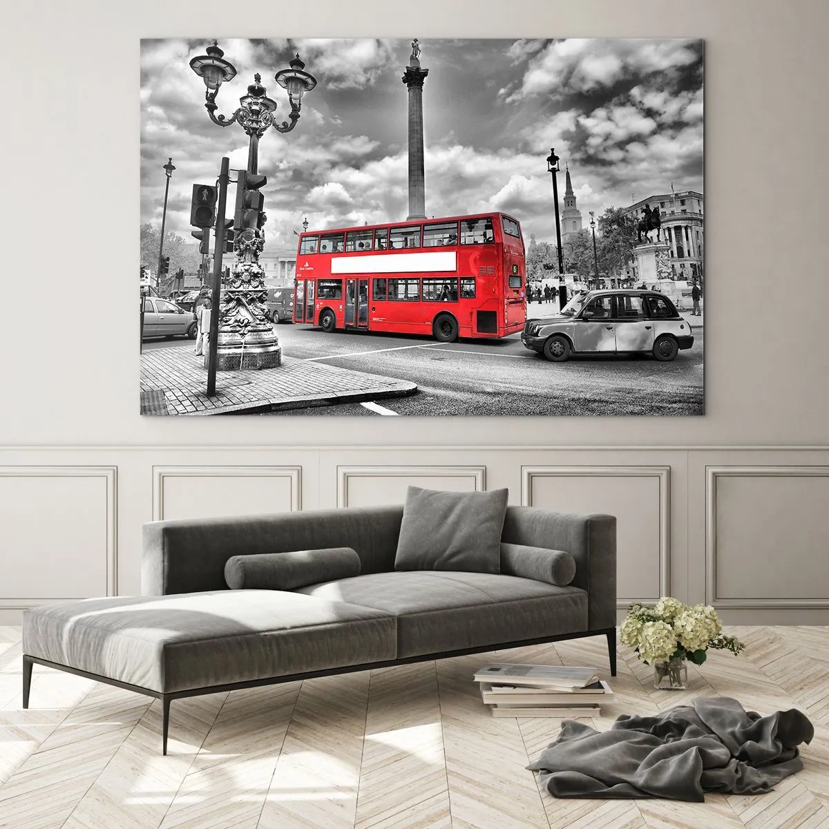 Obraz na skle - Červený autobus na pozadí čiernobielej mestskej krajiny - 70x50cm - Skutočný krvný obeh mesta - Moderná nástenná dekorácia do obývacej izby a spálne ARTTOR
