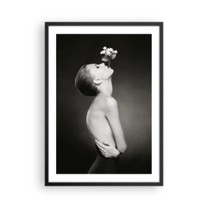 Plagát v čiernom ráme - Čiernobiely portrét ženy s kvetmi - 50x70cm - Excentrická elegancia - Moderná nástenná dekorácia do obývacej izby a spálne ARTTOR