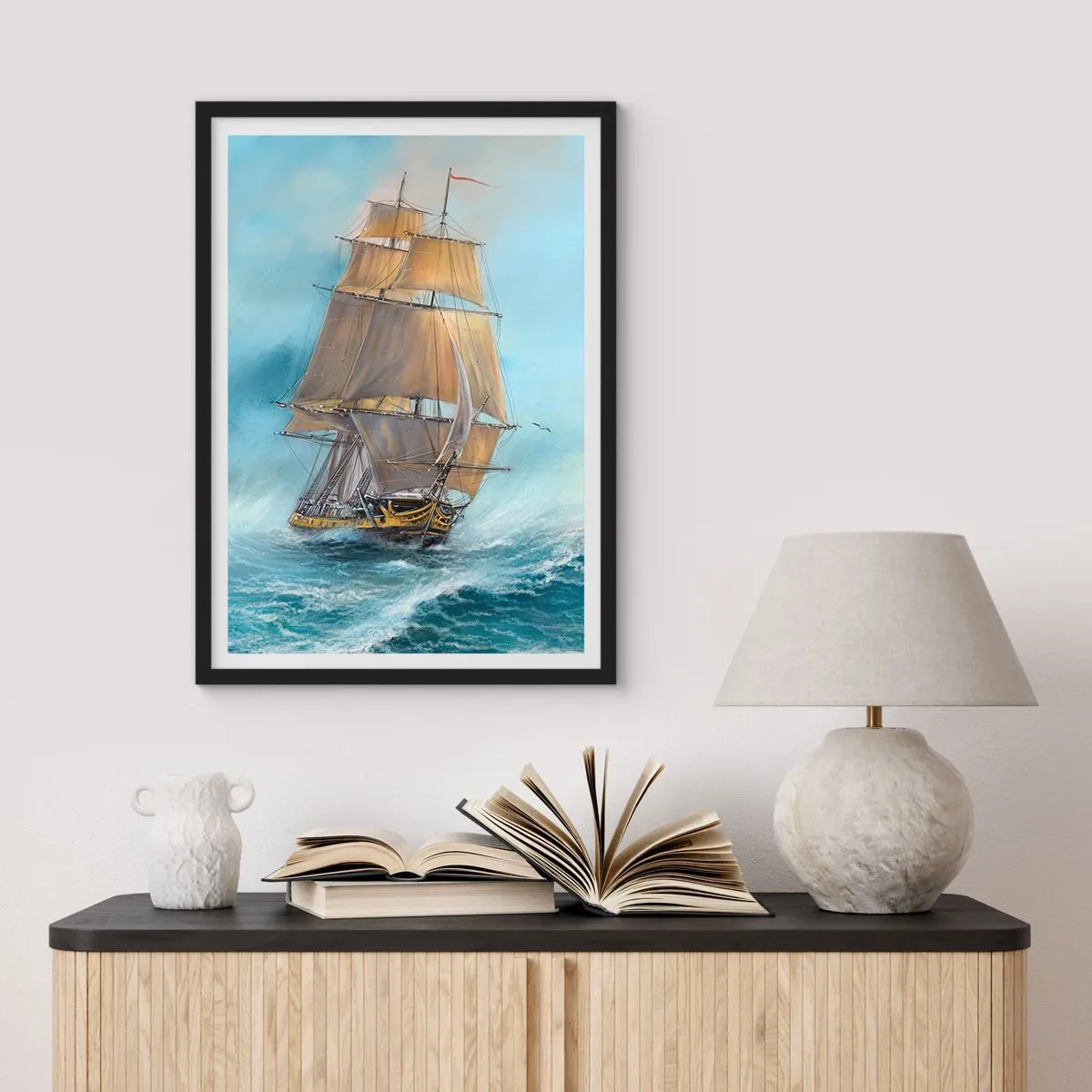 Plagát v čiernom ráme - Plachetnica plávajúca cez rozbúrené more v realistickom štýle - 50x70cm - Bežiaci po vlnách - Moderná nástenná dekorácia do obývacej izby a spálne ARTTOR