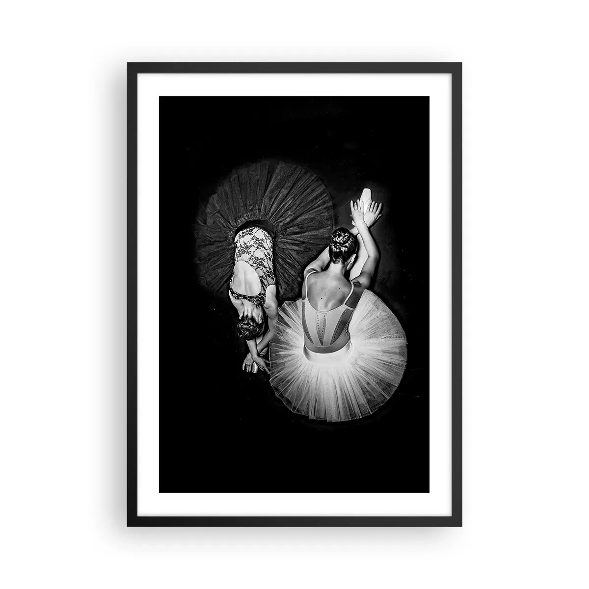 Plagát v čiernom ráme - Baleríny na čiernobielom zábere zhora - 50x70cm - Jin a jang – ideálna rovnováha - Moderná nástenná dekorácia do obývacej izby a spálne ARTTOR