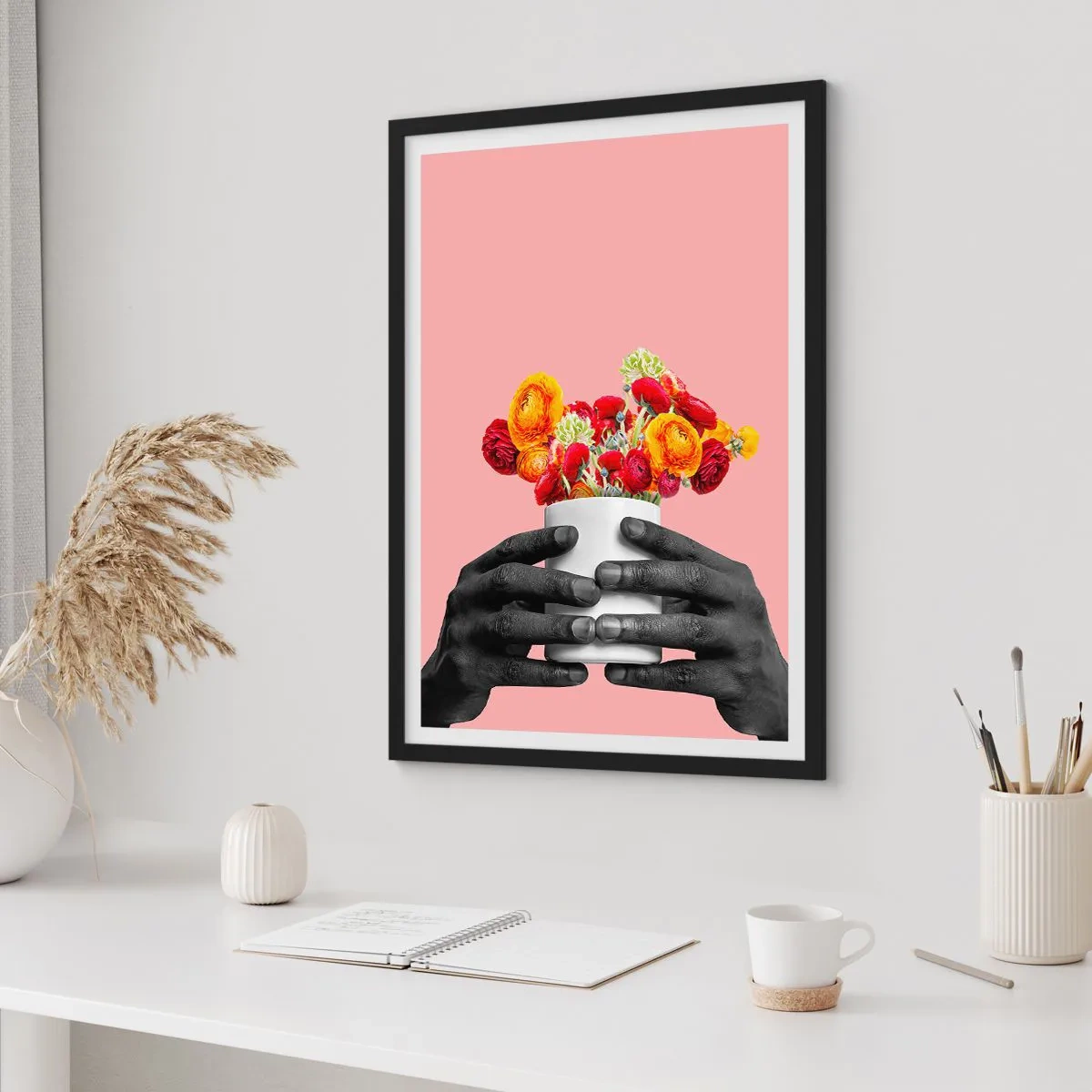 Plagát v čiernom ráme - Čierne ruky držiace kyticu kvetov na ružovom pozadí - 50x70cm - Apoteóza života - Moderná nástenná dekorácia do obývacej izby a spálne ARTTOR
