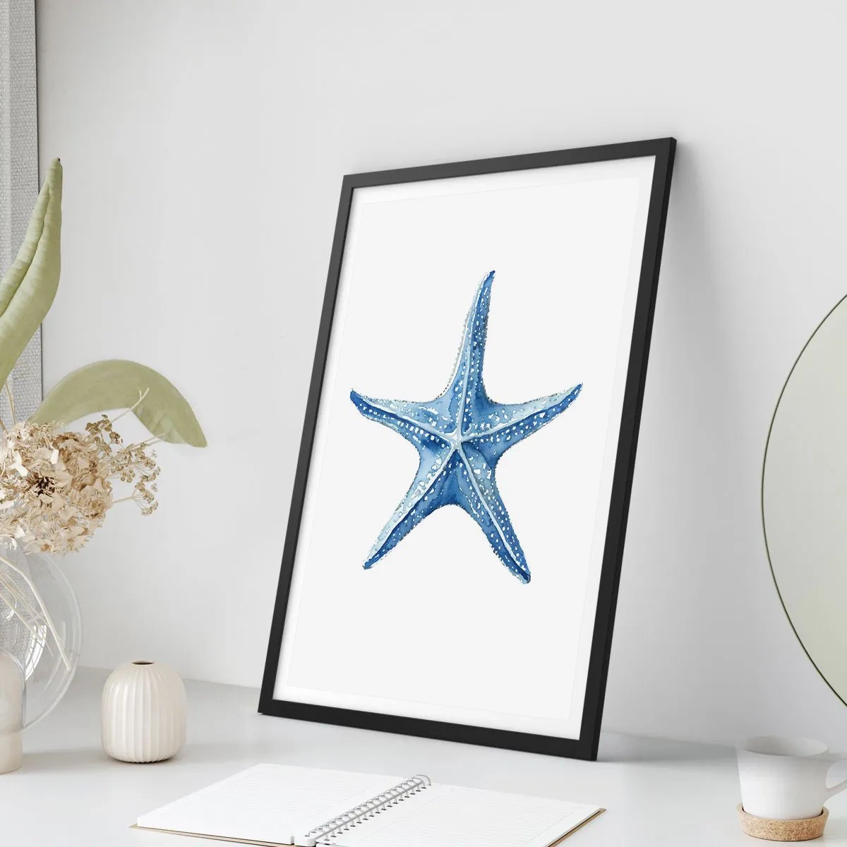 Plagát v čiernom ráme - Modrá hviezdica na bielom pozadí - 50x70cm - Hviezda mora - Moderná nástenná dekorácia do obývacej izby a spálne ARTTOR