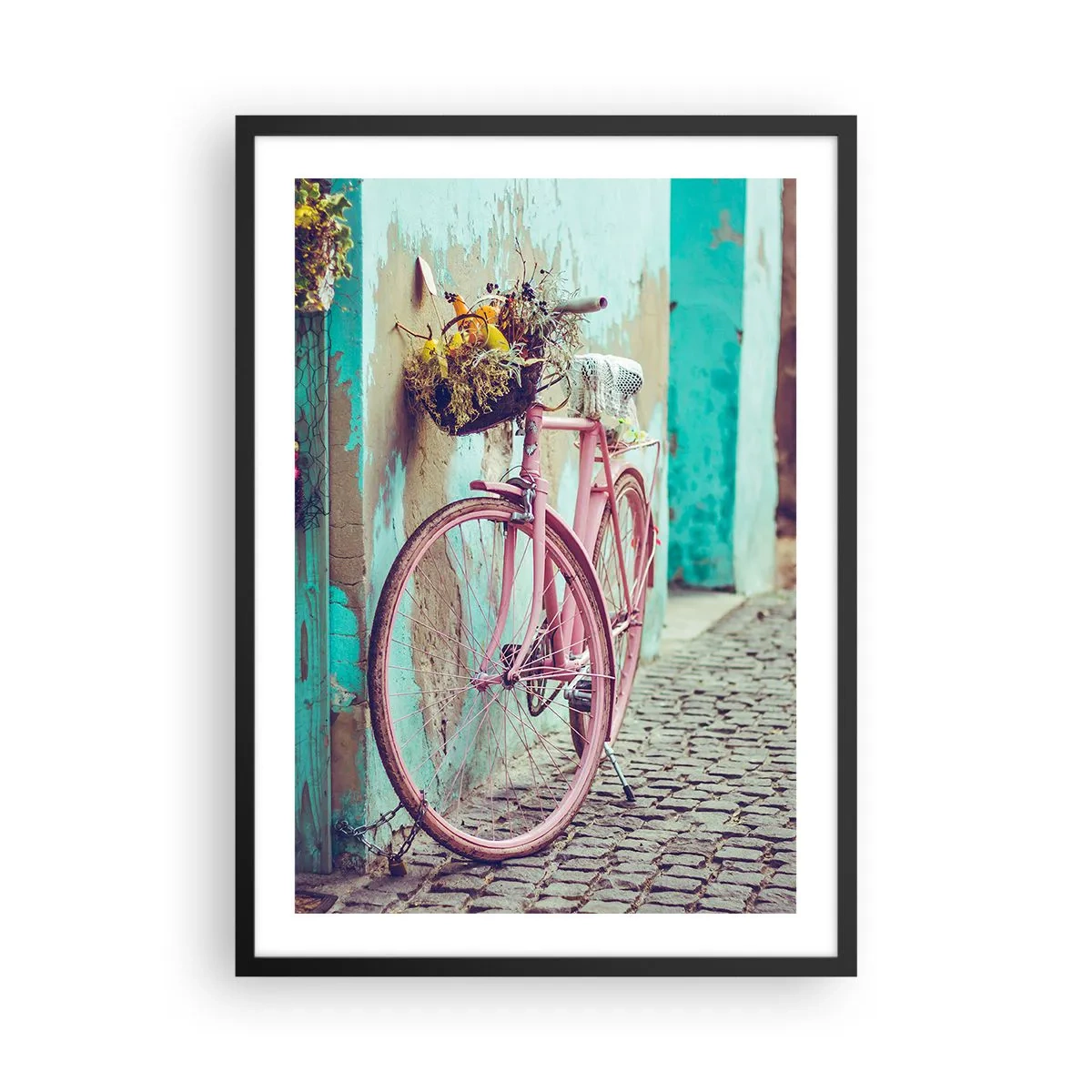 Plagát v čiernom ráme - Ružový bicykel s košíkom na rustikálnej ulici - 50x70cm - Hneď sa vrátim - Moderná nástenná dekorácia do obývacej izby a spálne ARTTOR