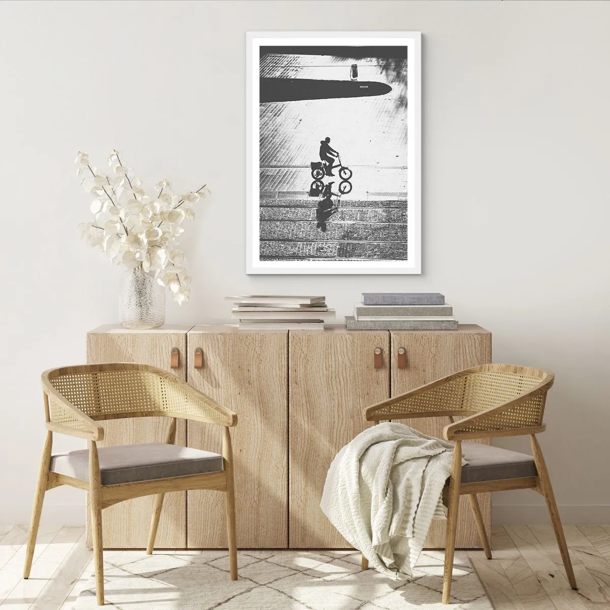 Plagát v bielom ráme - Dopredu, cez mesto - 70x100 cm