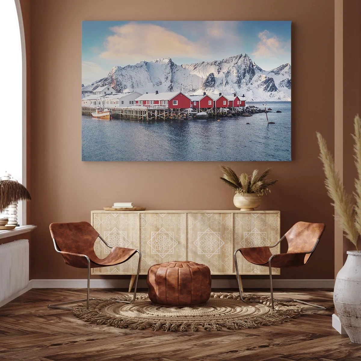 Obraz na plátne - Červené domy na pozadí zasnežených hôr a modrého mora - 70x50cm - Severné útočisko - Moderná nástenná dekorácia do obývacej izby a spálne ARTTOR