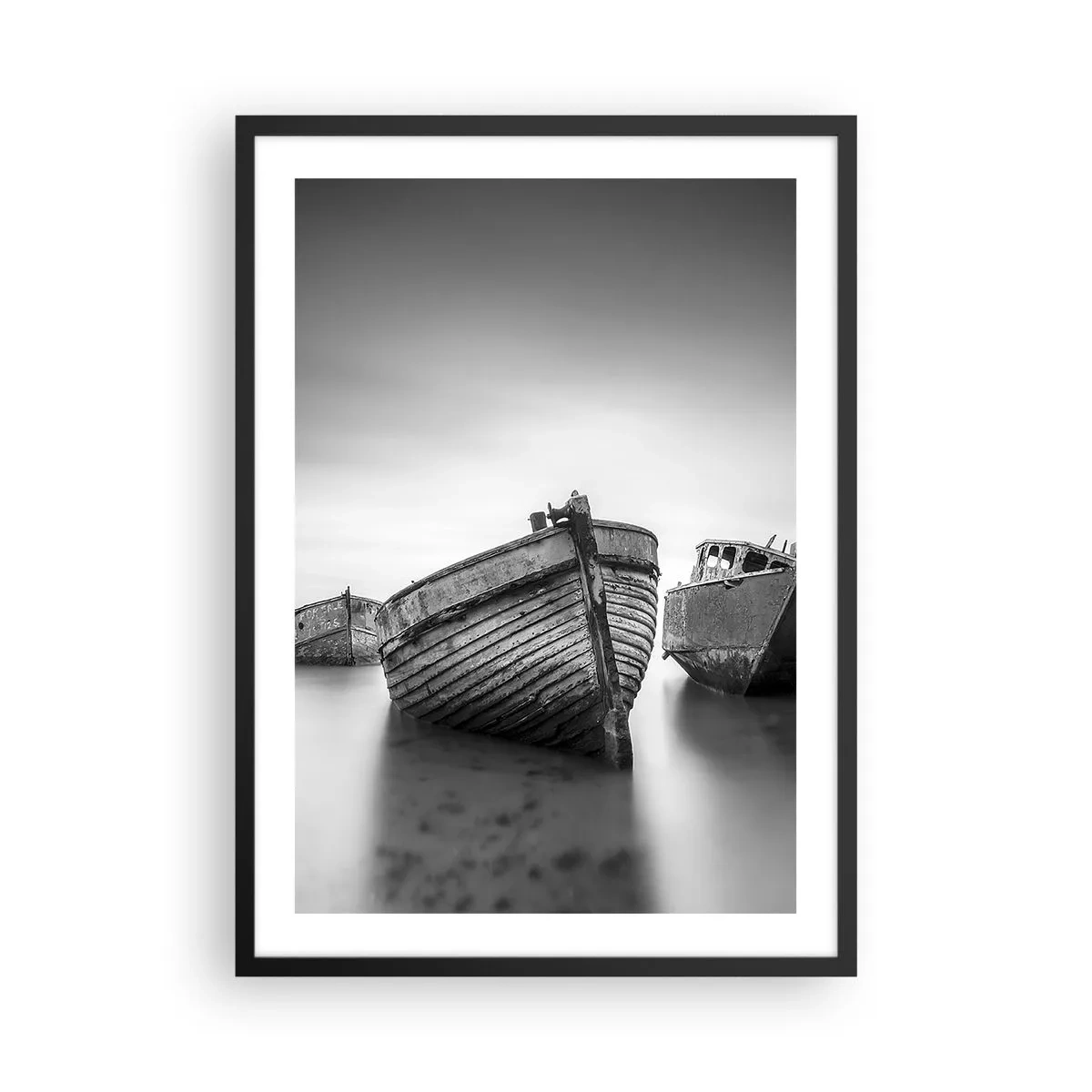 Plagát v čiernom ráme - Čiernobiela snímka starých lodí na pokojnej vode - 50x70cm - Už iba spomienky... - Moderná nástenná dekorácia do obývacej izby a spálne ARTTOR