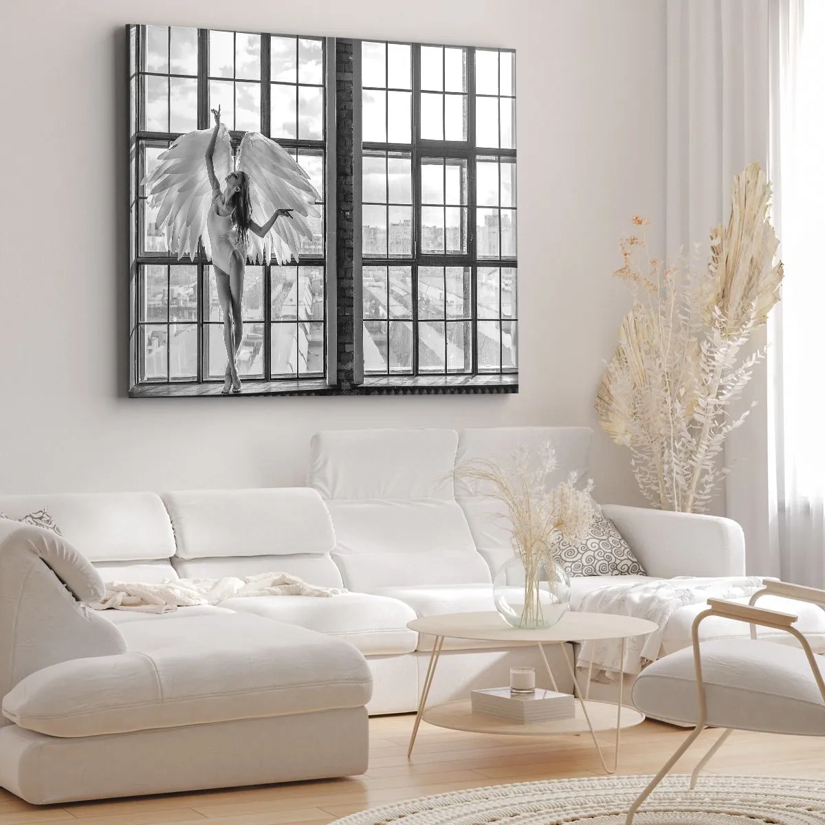 Obraz na plátne - Žena s anjelskými krídlami na pozadí okna v podkroví - 70x50cm - Mesto anjelov? - Moderná nástenná dekorácia do obývacej izby a spálne ARTTOR