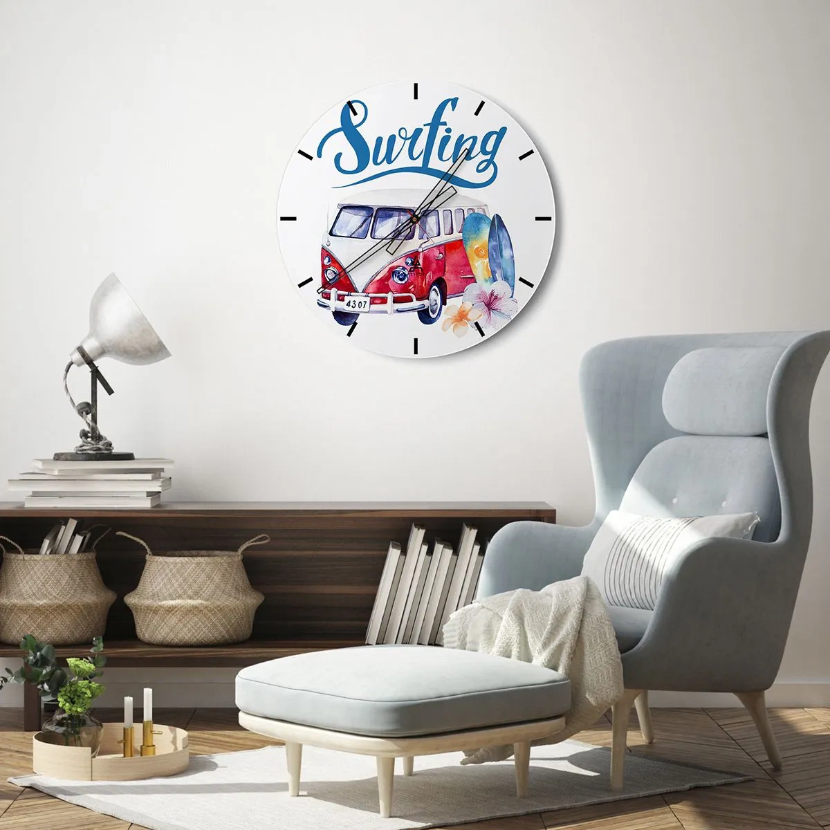 Nástenné hodiny - Motív surfového autobusu s doskami a kvetmi na bielom pozadí - 30x30cm - Uhorka - klasika pre surferov - Moderná nástenná dekorácia do obývacej izby, kuchyne a spálne ARTTOR