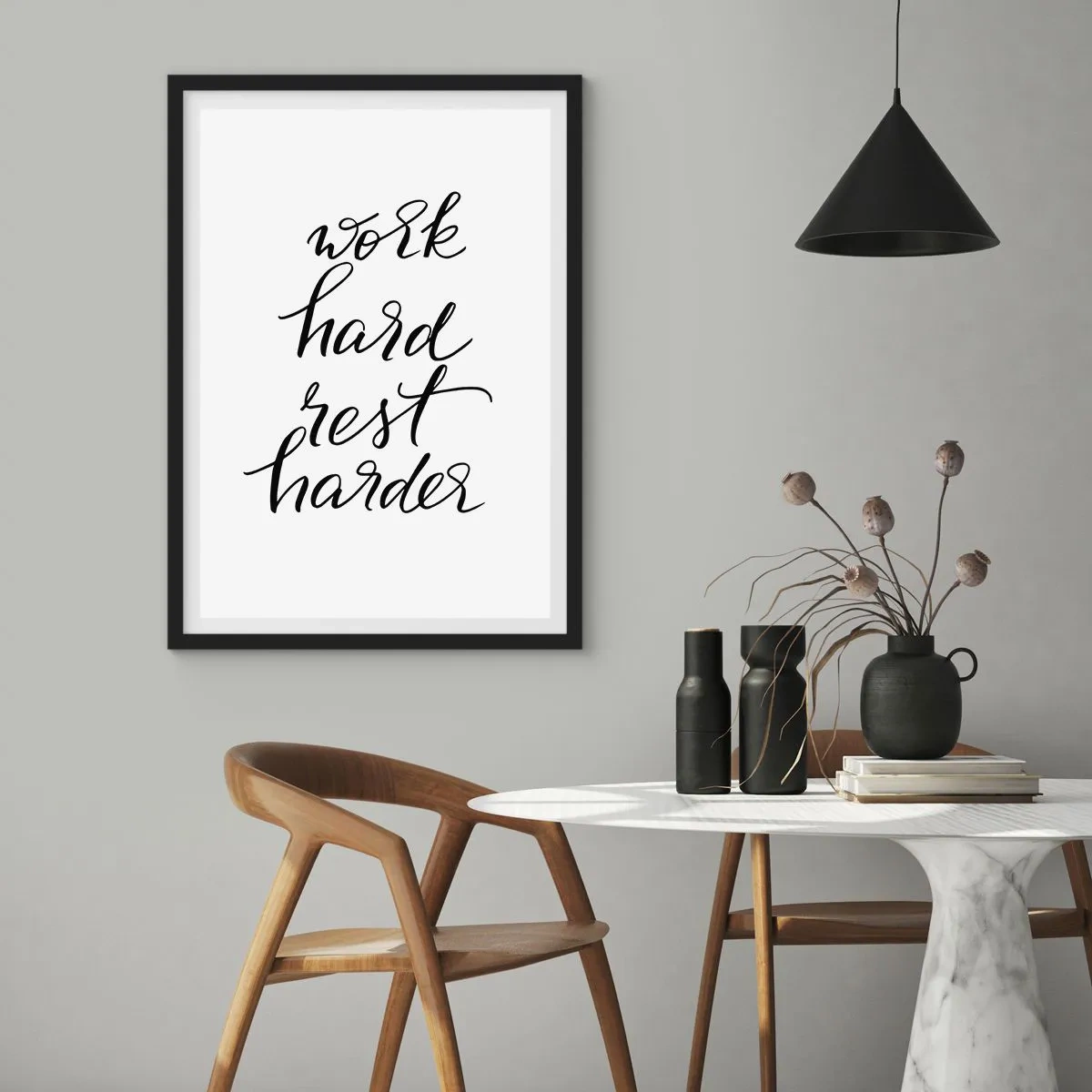 Plagát v čiernom ráme - Motivačný nápis „Pracuj tvrdo, odpočívaj tvrdšie“ na bielom pozadí - 50x70cm - Životná rovnováha - Moderná nástenná dekorácia do obývacej izby a spálne ARTTOR