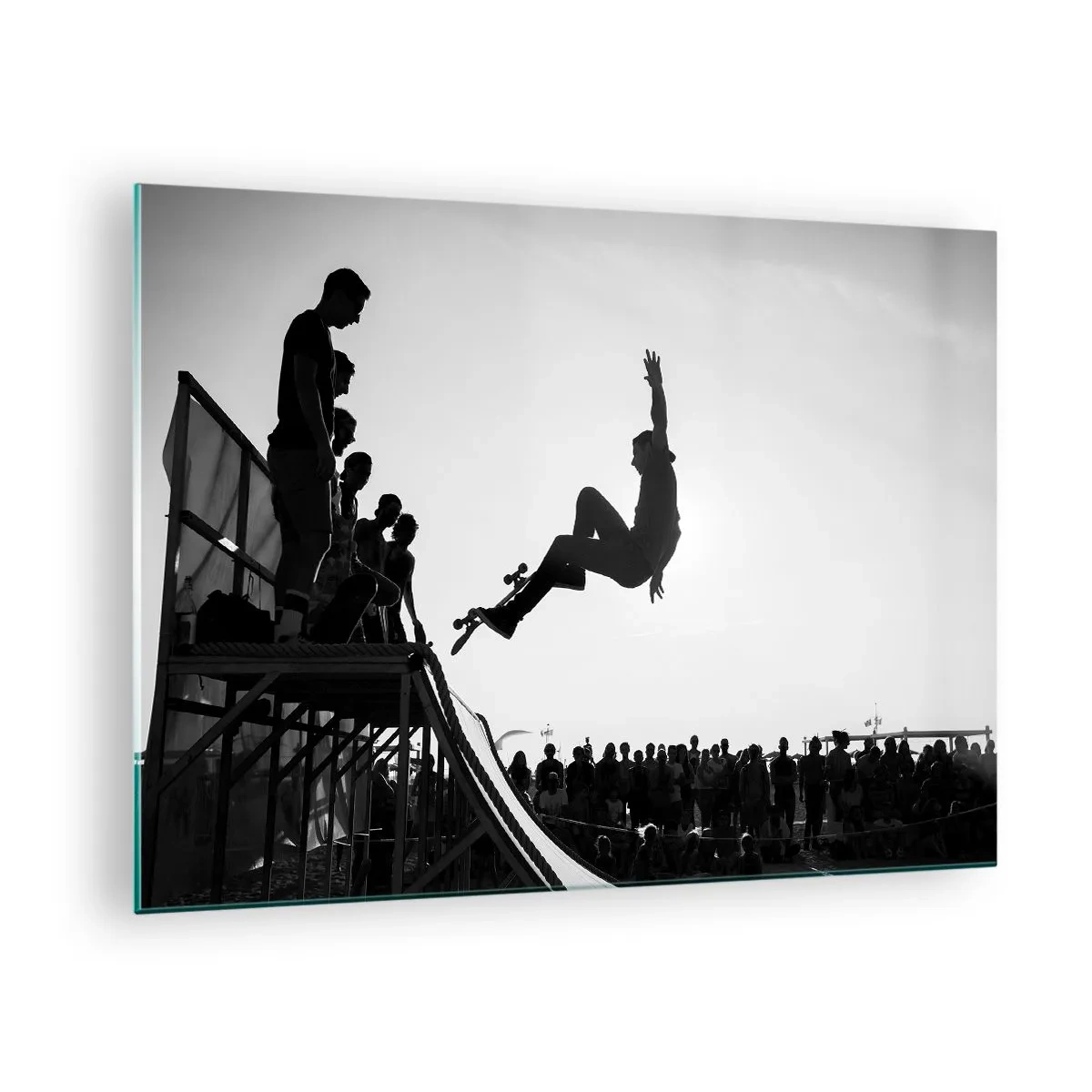 Obraz na skle - Čiernobiely korčuliar vo vzduchu - 70x50cm - Hrdinovia a diváci - Moderná nástenná dekorácia do obývacej izby a spálne ARTTOR